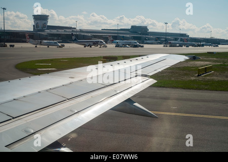 Avion avion atterrissage aéroport escadre piste, Varsovie, Pologne Banque D'Images