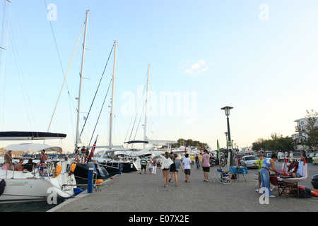 Le port de la ville de Skiathos de Skiathos, à une chaude soirée d'été, dans le Nord, Sporades, en Grèce, Europe Banque D'Images