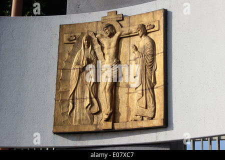 Avec plaque de couleur or relief montrant Jésus Christ sur la croix, la Basilique de Guadalupe, Mexico City Banque D'Images