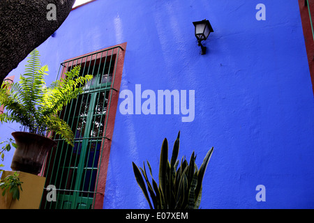 L'extérieur de la Maison Bleue (La Casa Azul) où vivaient Frida Kahlo, Coyoacán, Mexico City Banque D'Images