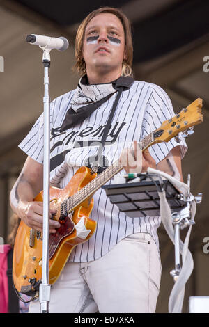 4 mai 2014 - La Nouvelle Orléans, Louisiane, États-Unis - WIN BUTLER d'Arcade Fire effectue vivent à Nola Jazz Fest de La Nouvelle-Orléans, Louisiane (crédit Image : © Daniel DeSlover/ZUMAPRESS.com) Banque D'Images