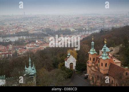 Prague, République tchèque, vu de la tour d'observation de Petřín. Banque D'Images