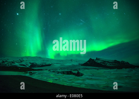 Aurore boréale au-dessus, l'Islande Jokulsarlon Banque D'Images