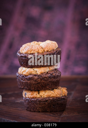 Une pile de fait à partir de postes estivals cookies aux pépites de chocolat et brownies Banque D'Images