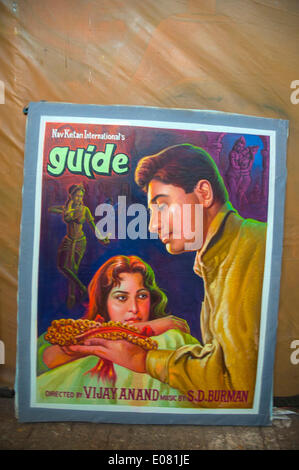 Mumbai, Maharashtra, Inde. Mar 28, 2007. Un cinéma affiche d'un vieux film Bollywood classique populaire. Les chiffres de la Fédération de l'Inde Film publié montrent que le nombre de cinémas mono-écran dans le pays est passé de 13 000 à environ 10 000 sur une période de cinq ans pour 2012. Ils continuent à fermer ou sont en cours de conversion pour les multiplexes - avec des sièges et un large éventail d'aliments sur l'offre de s'adapter aux goûts de la génération Internet. © Subhash Sharma/ZUMA/ZUMAPRESS.com/Alamy fil Live News Banque D'Images