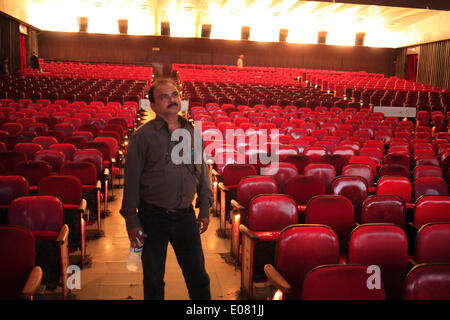 Mumbai, Maharashtra, Inde. Apr 29, 2014. La foule à la fin d'une projection d'un film de Bollywood à l'emblématique seul écran Nouveau cinéma Excelsior, qui possède la plus grande taille de l'écran en Asie. Les 1100 places est généralement seulement 5 à 10 %. Les chiffres de la Fédération de l'Inde Film publié montrent que le nombre de cinémas mono-écran dans le pays est passé de 13 000 à environ 10 000 sur une période de cinq ans pour 2012. Ils continuent à fermer ou sont en cours de conversion pour les multiplexes - avec des sièges et un large éventail d'aliments sur l'offre de s'adapter aux goûts de la génération Internet. (Crédit Banque D'Images