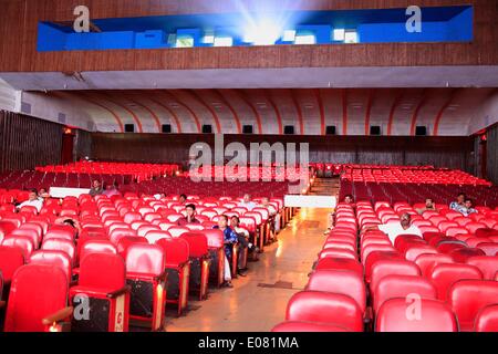 Mumbai, Maharashtra, Inde. Apr 29, 2014. La foule à la fin d'une projection d'un film de Bollywood à l'emblématique seul écran Nouveau cinéma Excelsior, qui possède la plus grande taille de l'écran en Asie. Les 1100 places est généralement seulement 5 à 10 %. Les chiffres de la Fédération de l'Inde Film publié montrent que le nombre de cinémas mono-écran dans le pays est passé de 13 000 à environ 10 000 sur une période de cinq ans pour 2012. Ils continuent à fermer ou sont en cours de conversion pour les multiplexes - avec des sièges et un large éventail d'aliments sur l'offre de s'adapter aux goûts de la génération Internet. (Crédit Banque D'Images