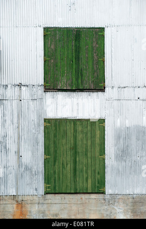 Portes en bois vert sur la façade d'un ancien bâtiment industriel. Banque D'Images