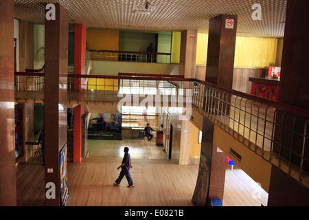 Mumbai, Maharashtra, Inde. Apr 29, 2014. La foule à la fin d'une projection d'un film de Bollywood à l'emblématique seul écran Nouveau cinéma Excelsior, qui possède la plus grande taille de l'écran en Asie. Les 1100 places est généralement seulement 5 à 10 %. Les chiffres de la Fédération de l'Inde Film publié montrent que le nombre de cinémas mono-écran dans le pays est passé de 13 000 à environ 10 000 sur une période de cinq ans pour 2012. Ils continuent à fermer ou sont en cours de conversion pour les multiplexes - avec des sièges et un large éventail d'aliments sur l'offre de s'adapter aux goûts de la génération Internet. (Crédit Banque D'Images