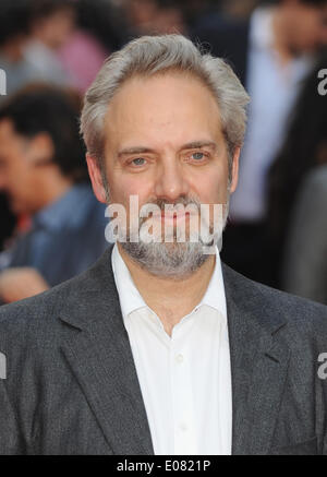 London, UK, UK. 25 Juin, 2013. Sam Mendes arrive pour la presse nuit pour 'Charlie et la Chocolaterie' au Théâtre Royal. © Ferdaus Shamim/ZUMA/ZUMAPRESS.com/Alamy fil Live News Banque D'Images