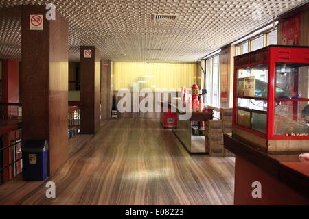 Mumbai, Maharashtra, Inde. Apr 29, 2014. La foule à la fin d'une projection d'un film de Bollywood à l'emblématique seul écran Nouveau cinéma Excelsior, qui possède la plus grande taille de l'écran en Asie. Les 1100 places est généralement seulement 5 à 10 %. Les chiffres de la Fédération de l'Inde Film publié montrent que le nombre de cinémas mono-écran dans le pays est passé de 13 000 à environ 10 000 sur une période de cinq ans pour 2012. Ils continuent à fermer ou sont en cours de conversion pour les multiplexes - avec des sièges et un large éventail d'aliments sur l'offre de s'adapter aux goûts de la génération Internet. (Crédit Banque D'Images