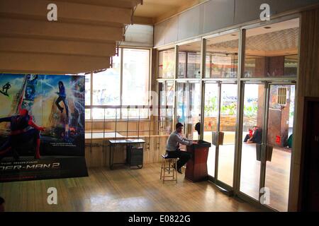 Mumbai, Maharashtra, Inde. Apr 29, 2014. La foule à la fin d'une projection d'un film de Bollywood à l'emblématique seul écran Nouveau cinéma Excelsior, qui possède la plus grande taille de l'écran en Asie. Les 1100 places est généralement seulement 5 à 10 %. Les chiffres de la Fédération de l'Inde Film publié montrent que le nombre de cinémas mono-écran dans le pays est passé de 13 000 à environ 10 000 sur une période de cinq ans pour 2012. Ils continuent à fermer ou sont en cours de conversion pour les multiplexes - avec des sièges et un large éventail d'aliments sur l'offre de s'adapter aux goûts de la génération Internet. (Crédit Banque D'Images