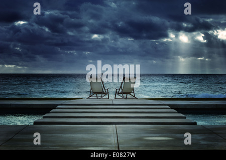 Vue de deux confortables chaises de plage sur l'île de Palm Beach donnant sur l'Océan Atlantique Banque D'Images