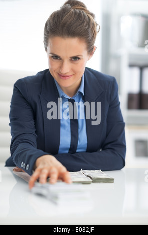 Femme d'affaires de donner de l'argent pack Banque D'Images