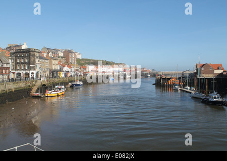 À l'égard de l'entrée du port de Whitby pont tournant, à travers le port à marée basse Banque D'Images