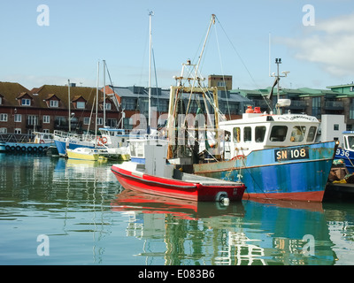 Les bateaux de pêche amarrés au quai de carrossage quais de pêche dans le vieux Portsmouth, Angleterre Banque D'Images