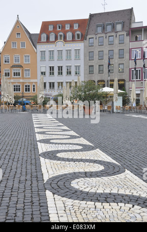 Motif cobblestone peint en blanc, Rathausplatz, Augsbourg, Bavière, Allemagne. Banque D'Images