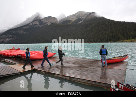 Les kayakistes sur Lake Louise, Banff Canada photo par jen lombardo Banque D'Images