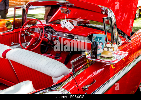 Une Chevy 1957 avec l'ensemble de salle à manger convertible kit et fuzzy dice Banque D'Images
