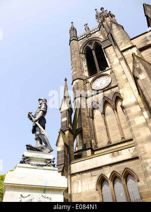 Détail architectural de Saint Thomas le martyr de saint George et de l'Église statue (premier plan) à Newcastle Upon Tyne, England, UK Banque D'Images