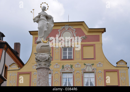 Statue en marbre de la Vierge Marie sur une colonne, et une façade décorative, Karlsplatz, Neuburg, Bavière, Allemagne. Banque D'Images