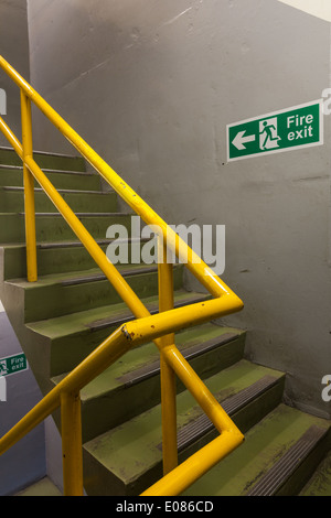 À l'étage dans un escalier en béton Banque D'Images