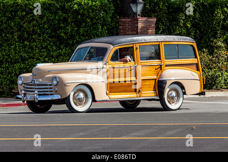 Un 1947 Ford Station Wagon Woody Banque D'Images