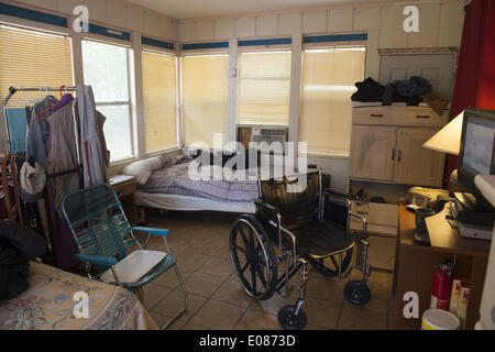 Summerfield, FL, USA. Apr 20, 2014. Intérieur de chambre partagée à Fresh Start home. La maison se présente comme un appartement mais en réalité, c'est un lieu de dernier recours pour les personnes fragiles physiquement et indigents qui n'ont pas d'autre endroit pour vivre. La maison a été utilisé comme une résidence-services avec un live-in manager et est l'une des nombreuses propriétés similaires appartenant à la même famille, l'objet d'une enquête de services de protection des adultes de l'état. © Robin Rayne Nelson/ZUMAPRESS.com/Alamy Live News Banque D'Images