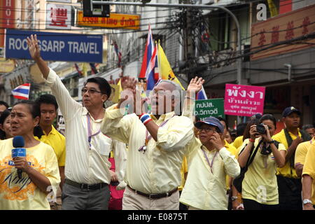 Bangkok, Thaïlande. 5e mai 2014. Leader anti-gouvernement Suthep Thaugsuban salue ses partisans lors d'un rassemblement montrant leur loyauté envers le Roi Bhumibol Adulyadej sur le 64e anniversaire de son couronnement 24. Des manifestants anti-gouvernement se sont réunis à proximité du Grand Palais sur le jour du couronnement. La Thaïlande est vénéré le Roi Bhumibol Adulyadej a fait une rare apparition publique pour marquer le 64e anniversaire de son couronnement. Credit : Sanji Dee/Alamy Live News Banque D'Images