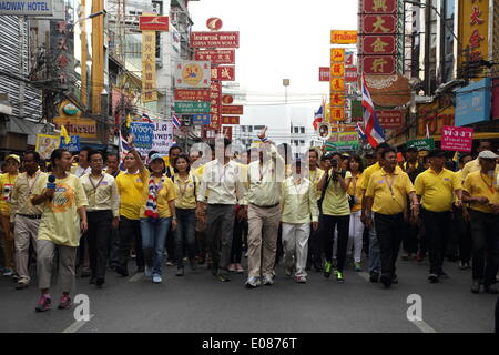 Bangkok, Thaïlande. 5e mai 2014. Leader anti-gouvernement Suthep Thaugsuban salue ses partisans lors d'un rassemblement montrant leur loyauté envers le Roi Bhumibol Adulyadej sur le 64e anniversaire de son couronnement 24. Des manifestants anti-gouvernement se sont réunis à proximité du Grand Palais sur le jour du couronnement. La Thaïlande est vénéré le Roi Bhumibol Adulyadej a fait une rare apparition publique pour marquer le 64e anniversaire de son couronnement. Credit : Sanji Dee/Alamy Live News Banque D'Images