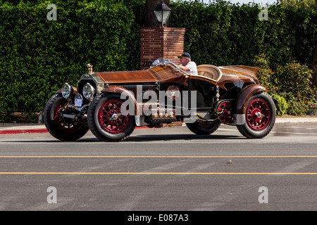 Une voiture appelée la 'Rusty One" avec un corps d'acier rouillé avec une peinture claire sur elle. Banque D'Images