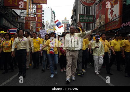 Bangkok, Thaïlande. 5e mai 2014. Leader anti-gouvernement Suthep Thaugsuban salue ses partisans lors d'un rassemblement montrant leur loyauté envers le Roi Bhumibol Adulyadej sur le 64e anniversaire de son couronnement 24. Des manifestants anti-gouvernement se sont réunis à proximité du Grand Palais sur le jour du couronnement. La Thaïlande est vénéré le Roi Bhumibol Adulyadej a fait une rare apparition publique pour marquer le 64e anniversaire de son couronnement. Credit : Sanji Dee/Alamy Live News Banque D'Images