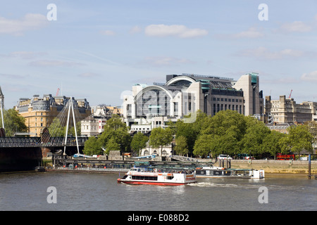 Vue sur la tamise de la célèbre Playhouse Theatre London Banque D'Images