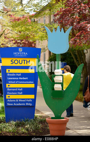 Hempstead, New York, États-Unis - le 4 mai 2014 - Un grand bois bleu tulip avec supports pour les flyers de l'événement est à côté d'un signe du campus à la 31e Festival annuel néerlandais, en plein air sur le Campus sud de l'Université Hofstra, qui dispose en fleurs tulipes dans tout le campus. Une longue tradition de l'île. Credit : Ann E Parry/Alamy Live News Banque D'Images