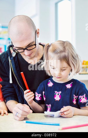 L'esprit de l'enseignant en classe d'art jeune fille au jardin Banque D'Images