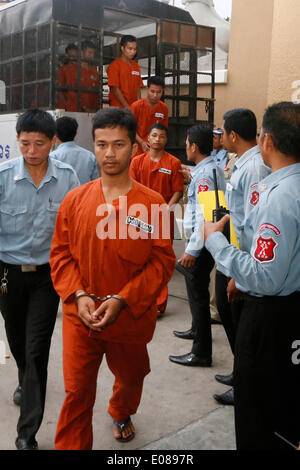 Phnom Penh, Cambodge. 6 mai, 2014. Arrêtés les militants ouvriers sont portées à la Cour municipale de Phnom Penh à Phnom Penh, Cambodge, 6 mai 2014. Le tribunal municipal de Phnom Penh a repris le mardi procès de 23 militants des droits des travailleurs et travailleuses du vêtement arrêté en janvier les affrontements durant une grève de l'industrie, après un ajournement de 10 jours. Credit : Phearum/Xinhua/Alamy Live News Banque D'Images