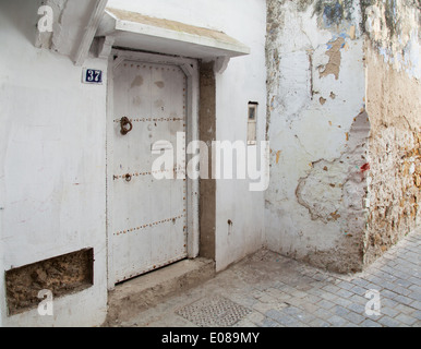 Mur Blanc et vieille porte, Medina, partie ancienne de Tanger, Maroc Banque D'Images