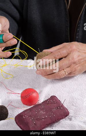 Les mains d'experts traditionnels artisanat sport balls Banque D'Images