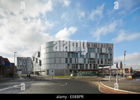 Riverside numéro un, Rochdale, Royaume-Uni. Architecte : FaulknerBrowns, 2014. Élévation rue globale et le contexte. Banque D'Images