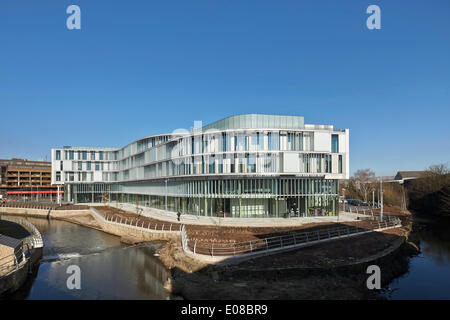 Riverside numéro un, Rochdale, Royaume-Uni. Architecte : FaulknerBrowns, 2014. Contexte vue avec river Roch. Banque D'Images