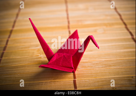 Oiseau origami rouge Banque D'Images