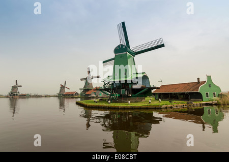 Quatre MOULINS À VENT HOLLANDAIS ET LE CANAL À Zaanse Schans Pays-bas AU PRINTEMPS Banque D'Images