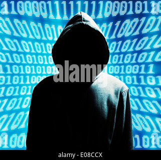 Un hacker avec un capot sur un écran avec le code binaire Banque D'Images