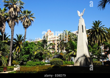 Banque mondiale et statue dans le parc, malaga, andalousie, espagne. Banque D'Images