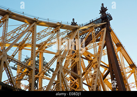 Les poutres en acier sur une tour du Queensboro Bridge, New York City. Banque D'Images