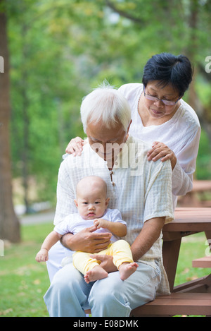 Jouer avec les grands-parents d'Asie à petit-fils bébé piscine Banque D'Images