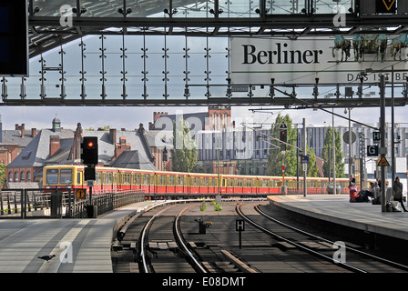 City train entrant dans la gare de Berlin Allemagne Cenral Banque D'Images