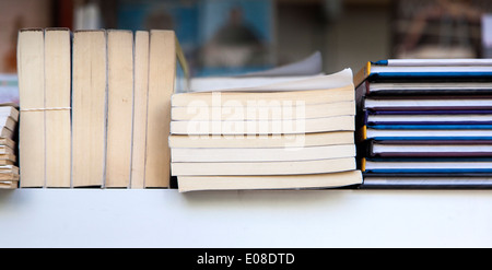 Vieux livres en vente sur un marché de seconde main street Banque D'Images