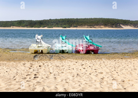 Trois anciens pédalos sur la plage. Lagoa de Albufeira, Sesimbra, Portugal. Banque D'Images