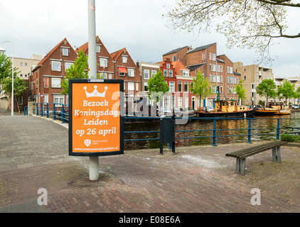 KONINGSDAG OU KINGS DAY PUBLICITÉ PRÈS D'UN CANAL À Leiden Pays-Bas Banque D'Images